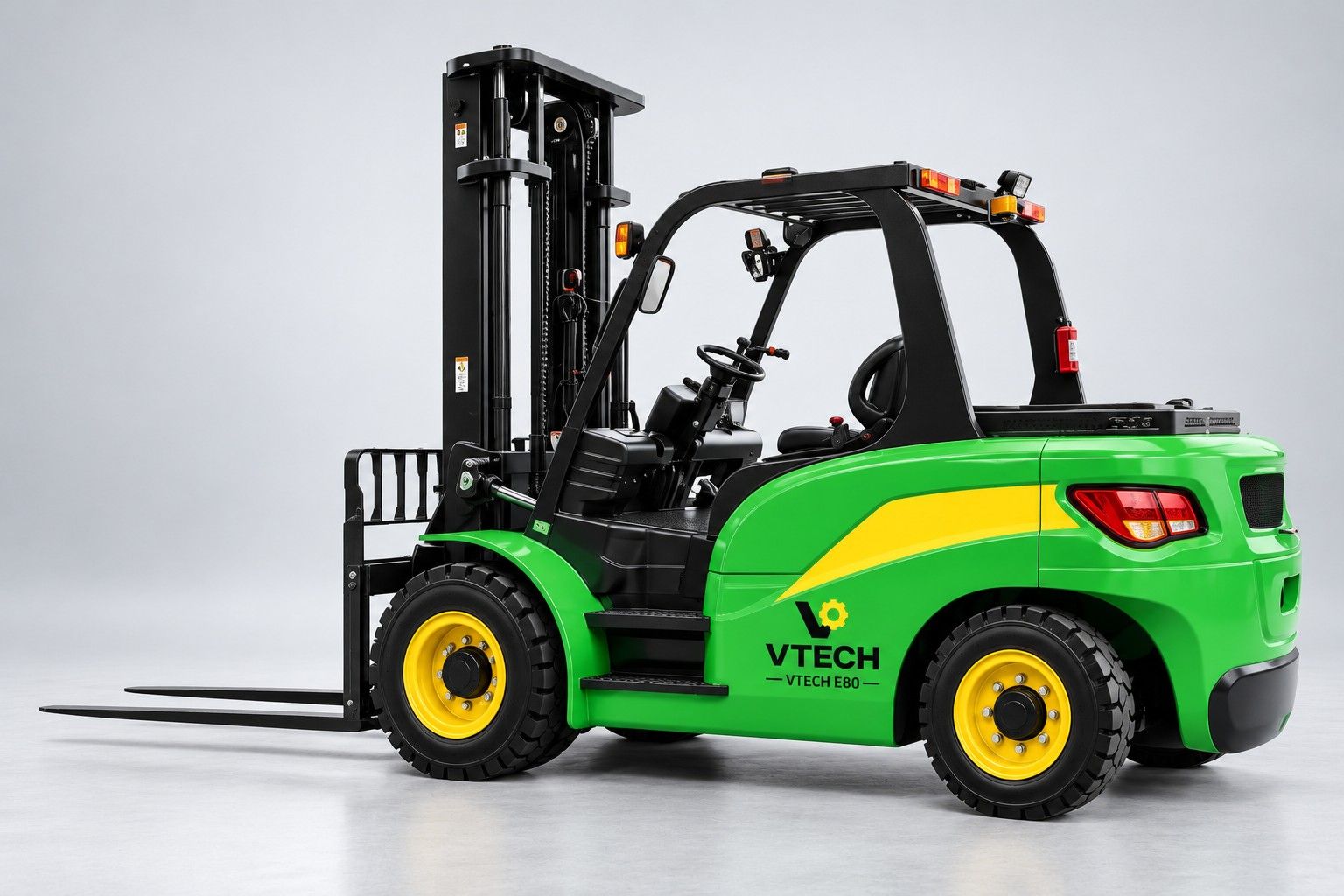 Empilhadeira elétrica pesada VTECH E80, verde com faixa amarela e pneus grandes, em fundo cinza de estúdio.