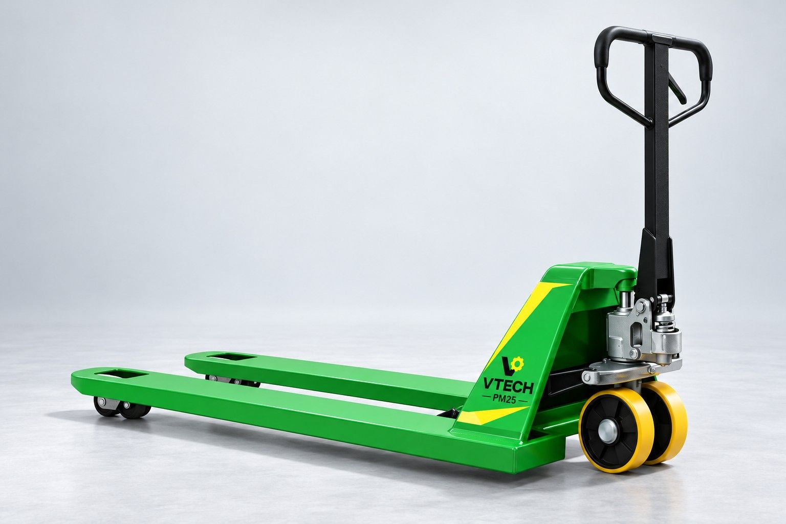 Paleteira manual VTECH PM25, verde com rodas amarelas, em fundo cinza de estúdio.